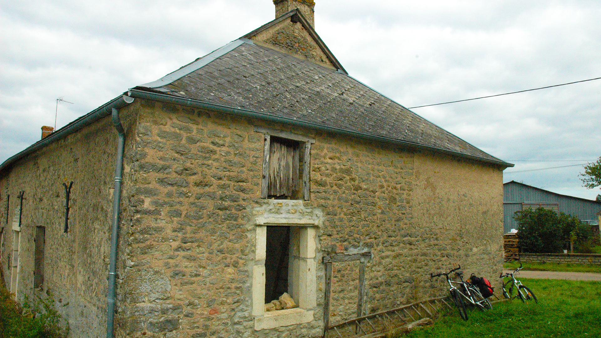 Barn-Outside-Early-Stages - Hello Vélo